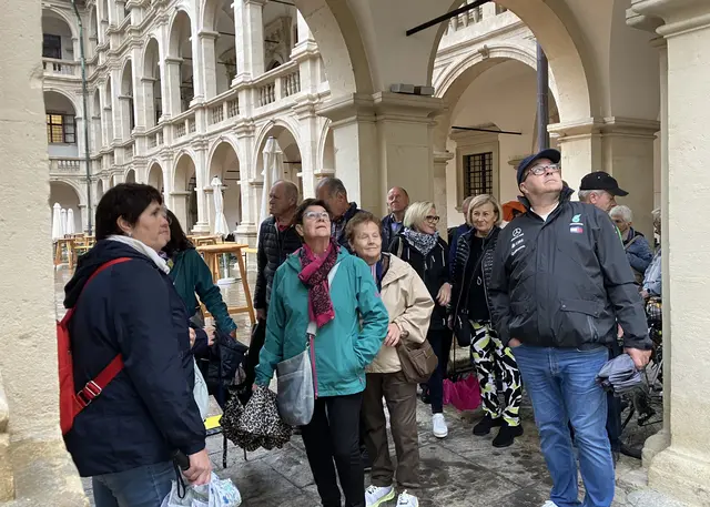 Interessierte Blicke auf den gotischen Dom und das prunkvolle Mausoleum von Kaiser Ferdinand II. während der Führung. | Foto: Paul Mayerhofer