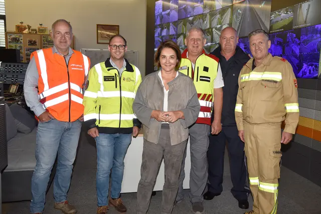 Ein Reisebus kracht im Katschbergtunnel in die Tunnelwand einer Pannenbucht und verursacht eine Karambolage mit zahlreichen Verletzten. Das ist die Annahme einer Großübung am 11.10.2025, an der Einsatzkräfte aus Salzburg und Kärnten teilnehmen. Im Bild v.l.: Autobahnmeister Bernd Essl, Bezirkskatastrophenreferent Christoph Wiedl, Bezirkshauptfrau Michaela Rohrmoser, Günter Grabendorfer (Rotes Kreuz), Richard Gappmaier (Autobahnpolizei) und Peter Schreilechner (Feuerwehr).  | Foto:  Land Salzburg/Franz Neumayr