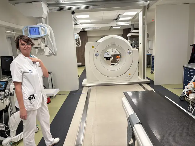 Die akademisch ausgebildete Krankenpflegerin Barbara im Schockraum des Krankenhauses Haags Medisch Centrum Westeinde kann selbst Untersuchungen mit dem mobilen CT veranlassen und braucht dafür keinen Arzt. | Foto: MeinBezirk/Thomas Winkler