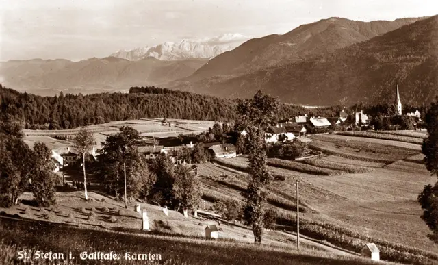 Blick auf den Ort St. Stefan, unten der noch nicht bewaldete Kalvarienberg. Foto aus den 1940er oder 1950er Jahren. | Foto: Archiv