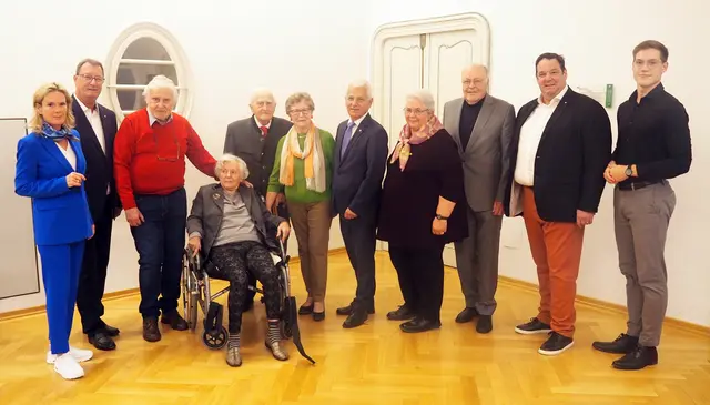Elisabeth und Helmut Waltner feierten ihre Eiserne Hochzeit, Herta und Walter Köck ihre Diamantene Hochzeit und Anneliese und Franz Mlynek ihre Goldene Hochzeit – dazu gratulierten Bürgermeister Johann Zeiner, Vizebürgermeisterin Michaela Haidvogel sowie die Gemeinderäte Erik Baldassari, Michael Capek und Markus Waldner aufs Herzlichste. | Foto: Marktgemeinde Maria Enzersdorf