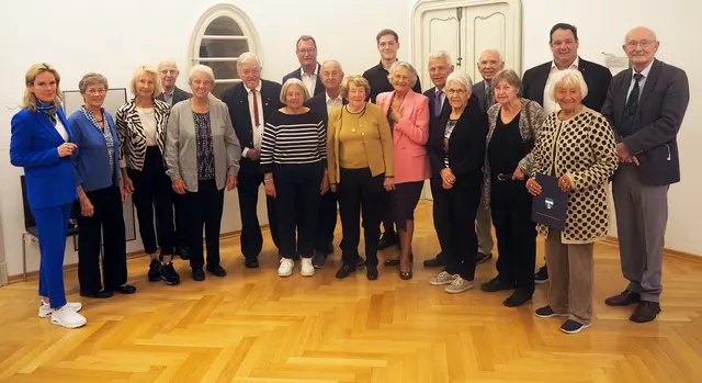 Alles Gute zum 85. Geburtstag: Bürgermeister Johann Zeiner, Vizebürgermeisterin Michaela Haidvogel sowie die Gemeinderäte Erik Baldassari, Michael Capek und Markus Waldner gratulierten Helga Pomahac-Eckinger, Hannelore Hamerl, Leopold Leitner, Marianne Janisch, Alfred Anderle, Erika Krell, Leopold Graßl, Elisabeth Zabusch, Inge Exel, Sieglinde Lemmerer, Helmut Mayr, Ingrid Gruber, Elisabeth Dechant und Veit Granzner (v.l.). | Foto: Marktgemeinde Maria Enzersdorf