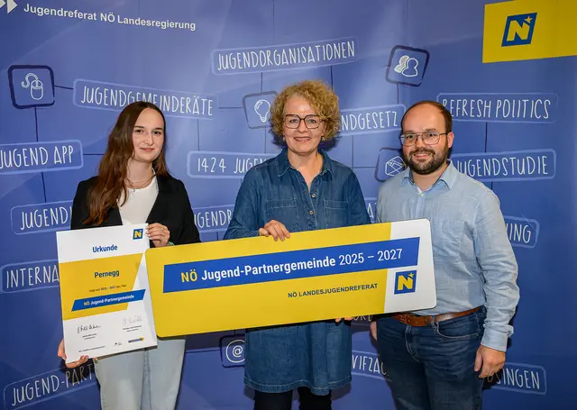 Pernegg: (v.l.n.r.): Leonie Liebhart, Jugend-Landesrätin Christiane Teschl-Hofmeister, Stefan Schmid | Foto: NLK Burchhart