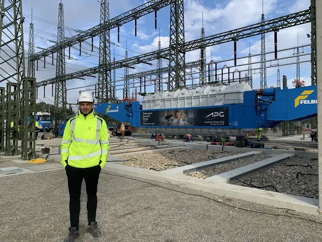 Projektleiter Christoph Guldner, im Hintergrund der neue Trafo auf dem Durchladeträger | Foto: Mara Schwarz-Mitrovic