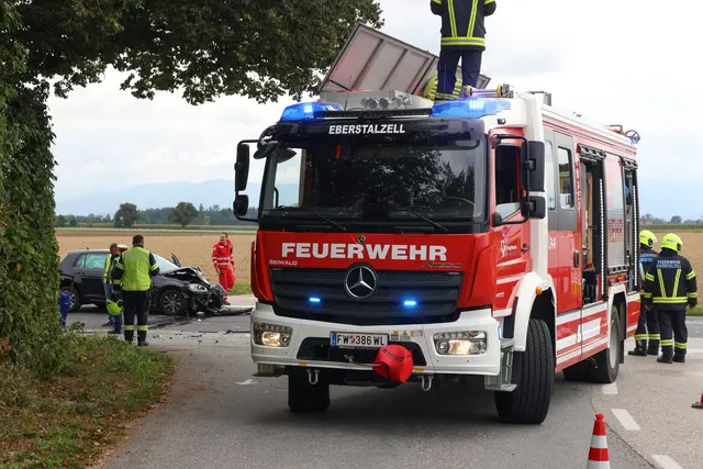 Auf der Großendorfer Straße im Gemeindegebiet von Eberstalzell stoßen am Mittwochnachmittag ein blauer Skoda und ein schwarzer VW in einer Kreuzung zusammen. | Foto: laumat.at