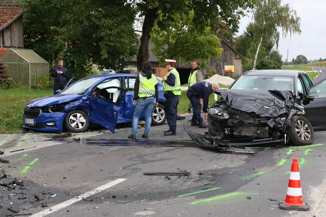 Auf der Großendorfer Straße im Gemeindegebiet von Eberstalzell stoßen am Mittwochnachmittag ein blauer Skoda und ein schwarzer VW in einer Kreuzung zusammen. | Foto: laumat.at