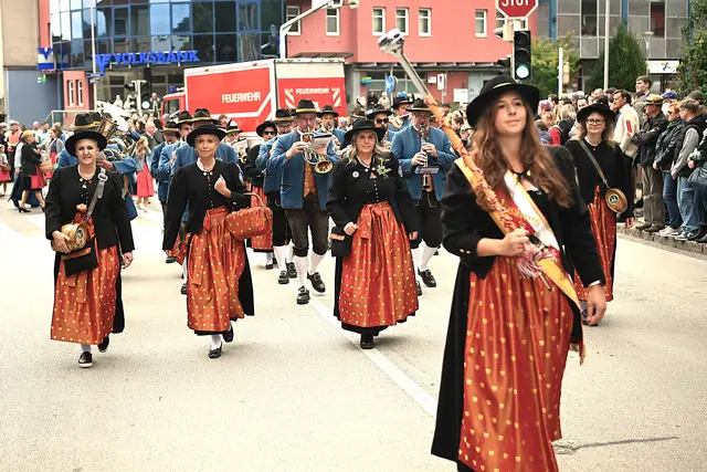 Stolz quert die Trachtenkapelle den Schillerplatz | Foto: Josef Bodner