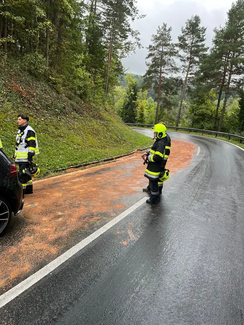Auf der L317 in Richtung Stallhofen war die Fahrbahn stark verschmutzt. | Foto: FF Krems
