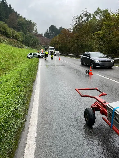 Während der Bergungsarbeiten musste eine Fahrbahn der Kremser Reihen gesperrt werden. | Foto: FF Krems