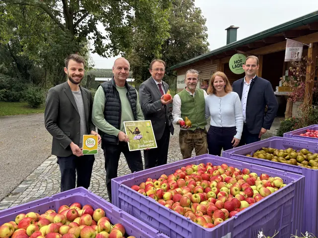  Philipp Reisinger (Geschäftsführer BIO AUSTRIA NÖ und Wien), Walter Klingenbrunner (Obmann BIO AUSTRIA NÖ und Wien), Bürgermeister Matthias Stadler (Landhauptstadt St. Pölten), Matthias und Maria Weichhart  (BIOobst Weichhart), Michael Gruber (Marktamt St. Pölten) | Foto: Tanja Handlfinger