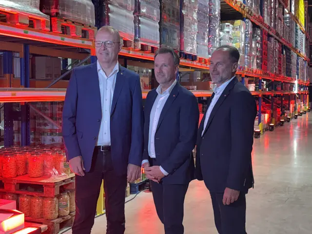 Offizielle Eröffnung der Logistik. Von links: Manfred Hayböck, Geschäftsführer Transgourmet Österreich, Christoph Ellensohn (Standortgeschäftsleiter Transgourmet Salzburg-Wals) und Thomas Panholzer (Geschäftsführer Transgourmet Österreich). | Foto: Emanuel Hasenauer