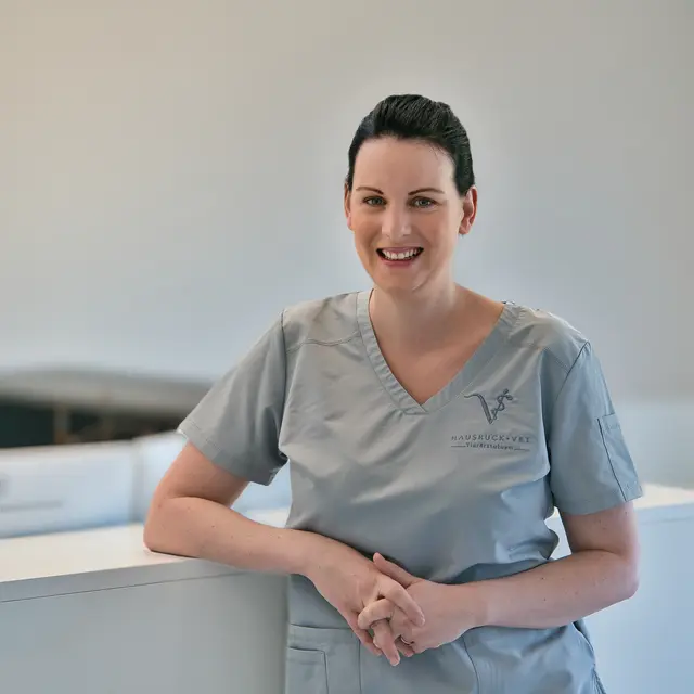Karin Hofer erklärt, welche Checks in den jährlichen Kontrollen beinhaltet sind.  | Foto: DR. Karin Hofer