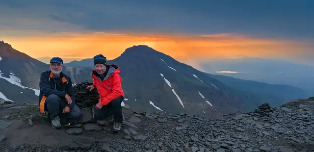 Sonnenaufgang am Aragats – Alfred Binder und Herbert Pernkopf auf Trekking-Tour. | Foto: Binder