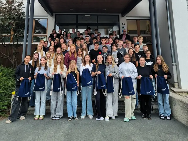 Den teilnehmenden Schülerinnen und Schülern wurde eine Goodiebag ausgehändigt. | Foto: Ortsmarketing Kössen