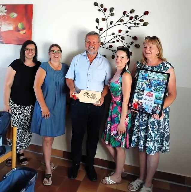 Kleines Präsent: Verena Deutsch, Elisabeth Forjan, Hermann Weber, Barbara Klettner und Christine Feichtinger (v.l.). | Foto: Verschönerungsverein Krobotek
