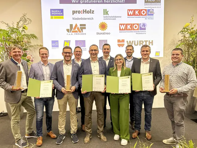 Stolz nahm das Team der Graf-Holztechnik die Auszeichnungen beim NÖ Holzbaupreis entgegen. | Foto: Graf-Holztechnik