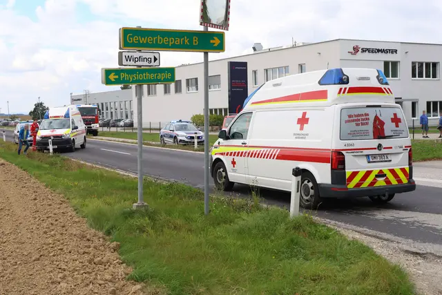 Auf der Großendorfer Straße im Gemeindegebiet von Eberstalzell stoßen am Mittwochnachmittag ein blauer Skoda und ein schwarzer VW in einer Kreuzung zusammen. | Foto: laumat.at