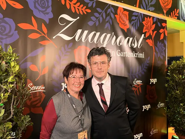Manuel Rubey mit Gartenclubmitglied Ingrid Singer.  | Foto: Lisa Stöckl