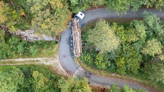 Ein vollbeladener Sattelschlepper mit Langholzstämmen war in einer engen Rechtskurve von der Fahrbahn abgekommen und drohte seitlich abzustürzen. | Foto: Team Fotokerschi
