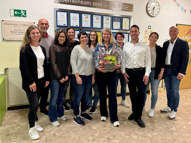 Melanie Gruber, Bürgermeister Josef Schaden, Sandra Dirlinger, Sandra Polzer, Sandra Hölzl, Adele Peherstorfer, Sandra Schnabl, Andrea Neunteufl, Patrick Steininger, Sandra Krendl und Direktor Bernhard Bachofner | Foto: Marktgemeinde Schweiggers