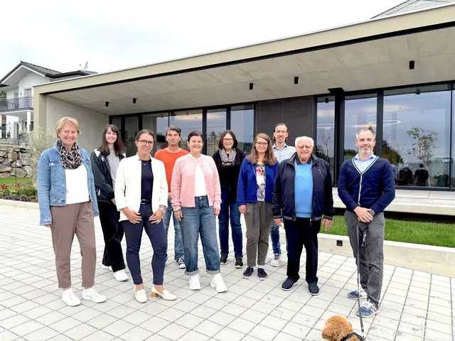 Das Team des Zentrums rund um den Leiter Gerald Friedrich (r.) – Gründer war vor 25 Jahren Vater Günther Friedrich (2. v. r).  | Foto: MeinBezirk/Helmut Riedl