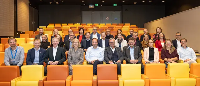 Die 25-köpfige Gesundheits-Delegation im Hörsaal des Universitätskrankenhauses Utrecht, wo Experten über eine optimierte Betten- und Kapazitätsplanung sowie eine selbst entwickelte hochmoderne Form der Strahlentherapie etwa für Prostatakarzinome berichteten. | Foto: Land OÖ/Haag