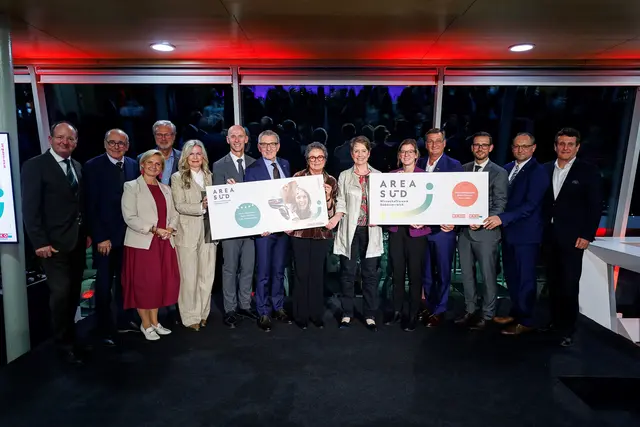 Bei der "Area Süd"-Präsentation in WIen: WKO Steiermark Vizepräsident Herbert Ritter, Steiermarks "Area Süd" Initiator Manfred Kainz, WKO Steiermark Vizepräsidentin Gabi Lechner, WKO Steiermark Direktor Karl Heinz Dernoscheg, Moderatorin Claudia Reiterer, Landesrat Willibald Ehrenhöfer, WKO Steiermark Präsident Josef Herk, die Unternehmerinnen Daniela Müller-Mezin und Sabine Herlitschka (CEO Infineon Technologies), ÖBB-Vorständin Manuela Waldner, WKO Kärnten Präsident Jürgen Mandl, Landesrat Sebastian Schuschnig (Kärnten), WKO Kärnten Direktor Meinrad Höfferer und Kärntens AREA SÜD Initiator Gerhard Oswald (v.l.) | Foto: Florian Wieser