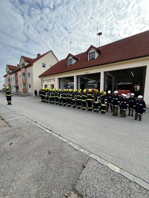 Strammstehen hieß es bei der Inspizierung der FF Breitenbrunn durch den Abschnittskommandanten ABI Rainer Schmit.  | Foto: FF Breitenbrunn