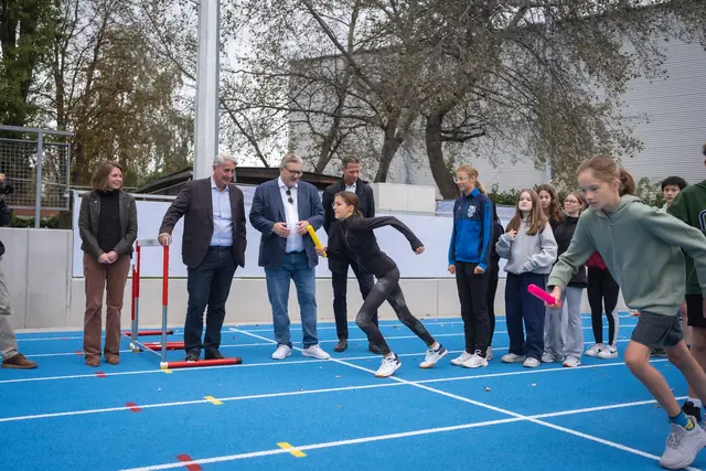 Da auch der FC Stadlau sich in blauen Farben präsentiert, fiel die Entscheidung auf einen blauen Belag. | Foto: David Bohmann