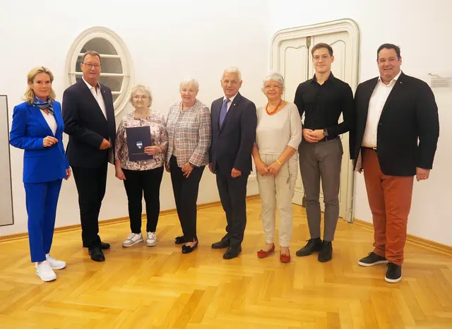 Alles Gute zum 75. Geburtstag! Bürgermeister Johann Zeiner, Vizebürgermeisterin Michaela Haidvogel sowie die Gemeinderäte Erik Baldassari, Michael Capek und Markus Waldner gratulierten Jelica Nedeljković, Krista Stingl und Hermine Schwabe.
(v.l.). | Foto: Marktgemeinde Maria Enzersdorf