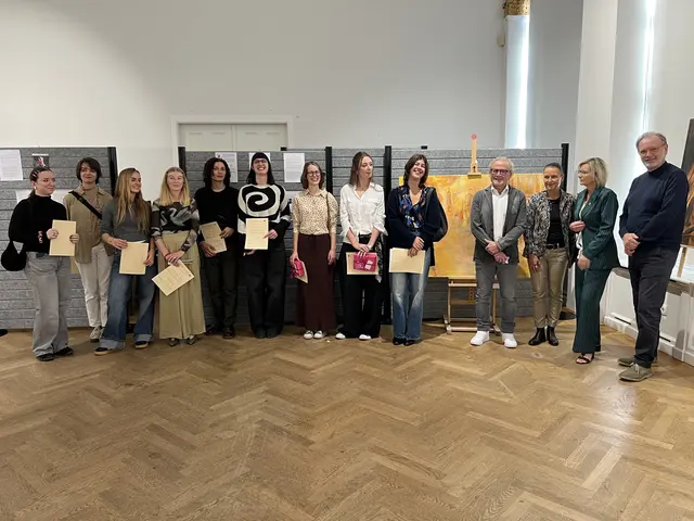 vrnl.: Alfred Weidinger, Ines Schiller, Michaela Ortner, Stephan Unterberger, Nika Zubovic (Platz 1), Alexandra Zopf (Platz 2), Csenge Fazakas (Platz 3), Enia Kozarik (Opatija), Maximilian Jocher (Bad Ischl), Sophie Marlene Lerperger (Bad Ischl), Lara Mester (Opatija), Csenge Eger (Gödöllö), Fanny Barany (Gödöllö) | Foto: Stadtgemeinde Bad Ischl