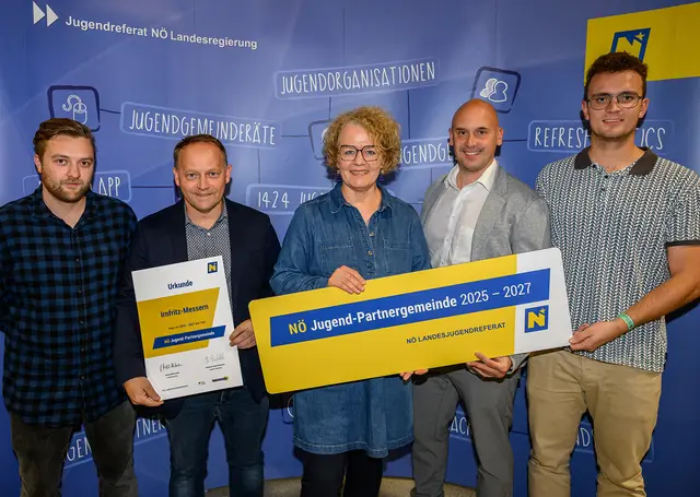 Irnfritz-Messern: (v.l.n.r.): Thomas Ringl, VBGM Gerald Gerstenberger, Jugend-Landesrätin Christiane Teschl-Hofmeister, BGM Stefan Judmann, Patrick Lausch | Foto: NLK Burchhart