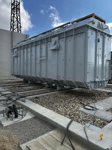 Geschafft, der Trafo steht am Fundament | Foto: Clemens Weidinger