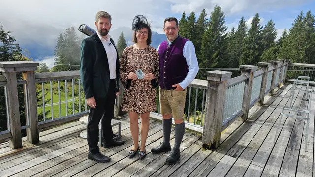 Foto: mtv Tobias Gmeiner / LTV Christian Fasser: Bariton Daniel Raschinsky (li) und MTV Präsidentin Margit Anita Hinterholzer (re) geben in der Fernsehgondel am Muttersberg bei Andreas Seeburger (re) ihr Stelldichein zur Produktion "la Cenerentola".