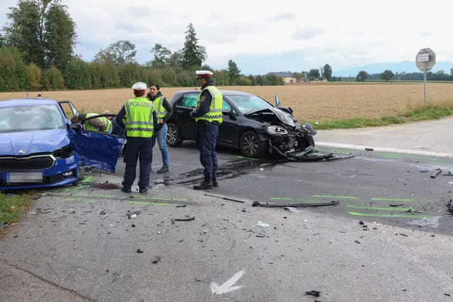 Auf der Großendorfer Straße im Gemeindegebiet von Eberstalzell stoßen am Mittwochnachmittag ein blauer Skoda und ein schwarzer VW in einer Kreuzung zusammen. | Foto: laumat.at