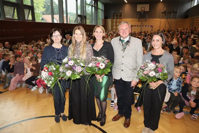 Freude bei Waltraud Alber, Marlies Tritremmel, Franziska Schenk, Bgm. Hans Fiedler und Vanessa Glatz (v. l.). | Foto: Alfred Mayer