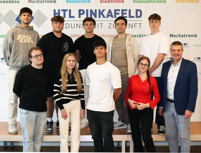 Schulsprecher Danny Mahlknecht (vorne Mitte), seine Stellvertreterinnen und die Abteilungssprecher mit ihren Stellvertretern und Direktor Wilfried Lercher | Foto: HTL Pinkafeld