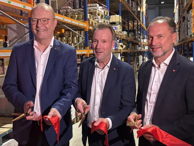 Von links: Manfred Hayböck, Geschäftsführer Transgourmet Österreich, Christoph Ellensohn (Standortgeschäftsleiter Transgourmet Salzburg-Wals) und Thomas Panholzer (Geschäftsführer Transgourmet Österreich). | Foto: Emanuel Hasenauer