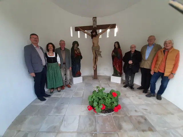 Bürgermeister Roland Pichler; Brigitte Pössl, Obfrau der Dirndl-, Goldhauben- und Männertrachtengruppe; Leopold Schabetsberger, Katholische Männerbewegung; Franz Fuchs, Pfarrer em.; Friedrich Bernhofer, Obmann des Vereins Kultur und Tourismus; Erwin Kaltseis, Katholische Männerbewegung | Foto: Verein Kultur &amp; Tourismus an der Donau in Engelhartszell