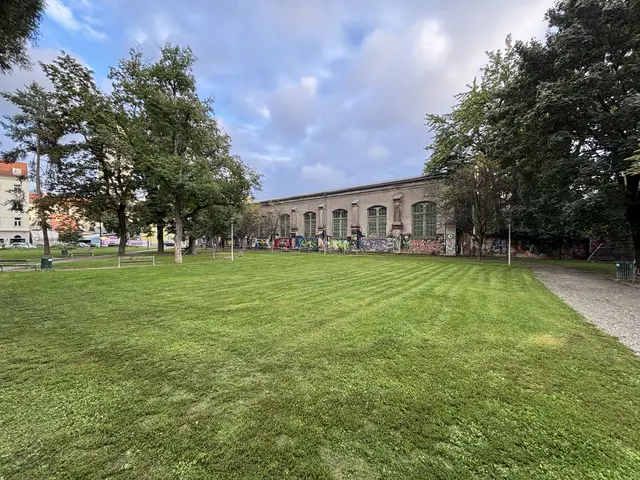 Die Postgarage wurde 1892 als Artillerie-Reitschule erbaut, später als Garage genutzt. Heute steht die Veranstaltungshalle unter Denkmalschutz.  | Foto: MeinBezirk/Markus Kropac