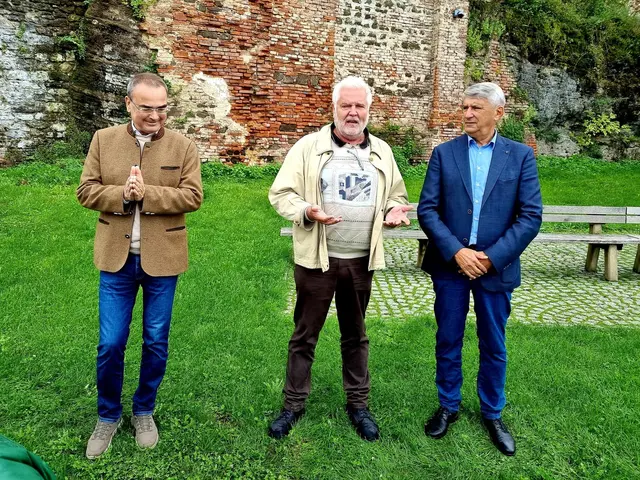 Burgmanager Gilbert Lang, Dietrich Sifkovits und Güssings Bürgermeister Vinzenz Knor auf Burg Güssing. | Foto: Dietrich Sifkovits