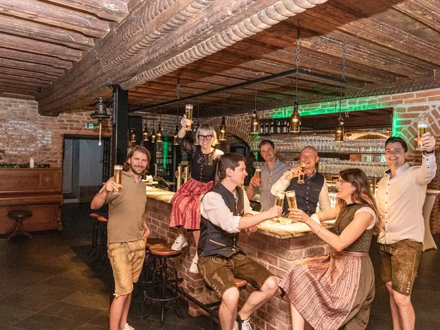 Das Team der JW freut sich auf zahlreiche Besucherinnen und Besucher. | Foto: WKOOE