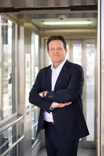 "Wir brauchen eine funktionierende Mobilitätskette und barrierefreie Bahnhaltestellen", LR Renè Zumtobel. | Foto: Land Tirol/Steinlechner