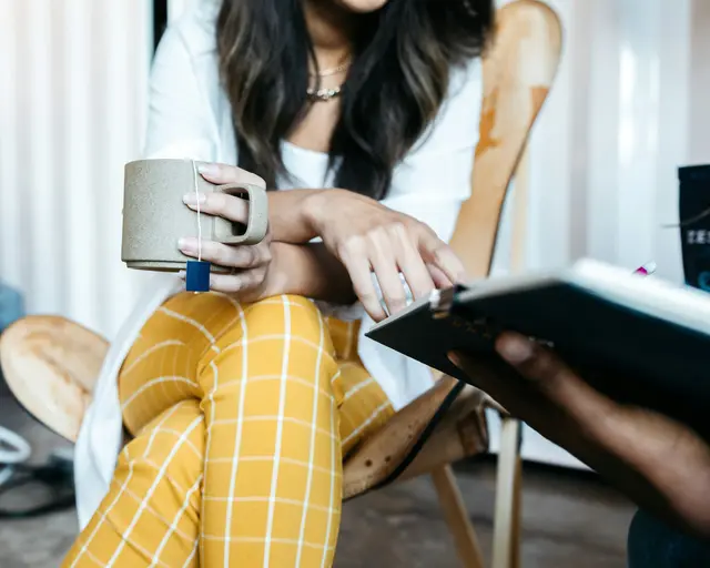 Ungünstige Sitzpositionen drosseln den Blutfluss. | Foto: Unsplash/Zest Tea