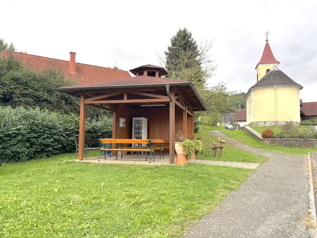 Sitzgelegenheiten zum Rasten und Tratschen für die Ortsbevölkerung und vorbeifahrenden Radfahrern mitten im Ortszentrum von Rosendorf.  | Foto: Elisabeth Kloiber