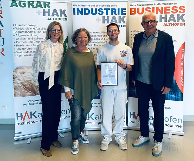 Marlene Brunner-Wogrin, Angelika Granitzer, Rene Schiefer und Direktor Hannes Scherzer
 | Foto: HAK Althofen