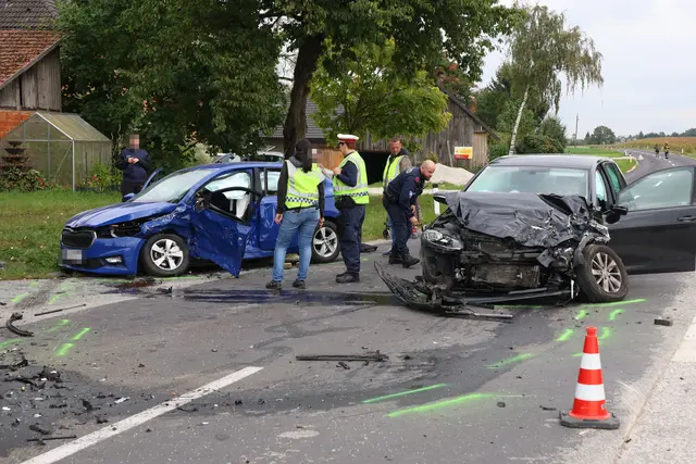 Auf der Großendorfer Straße im Gemeindegebiet von Eberstalzell stoßen am Mittwochnachmittag ein blauer Skoda und ein schwarzer VW in einer Kreuzung zusammen. | Foto: laumat.at