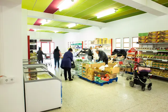 In den Sozialmärkten des Samariterbunds warnt man vor Lebensmittelengpässen. Es gibt immer mehr Kundinnen und Kunden, die auf das Angebot angwiesen sind. | Foto: Samariterbund