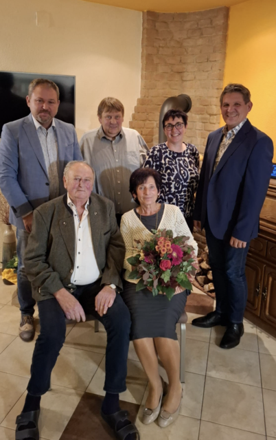 die Jubilare Erwin und Roswitha Lang, Bgm. Peter Schaludek, GGR Günter Kadlec, GR. Karin Kadlec und GGR. Gerhard Schindler. | Foto: Marktgemeinde Ringelsdorf-Niederabsdorf