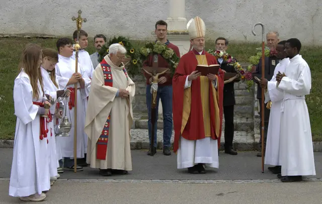 Besonderen Glanz erhielt das Fest heuer durch den Besuch von Abt Reinhold Dessl vom Stift Wilhering in Oberösterreich, dem die Pfarre Theras bereits seit 1291 angehört. | Foto: Privat